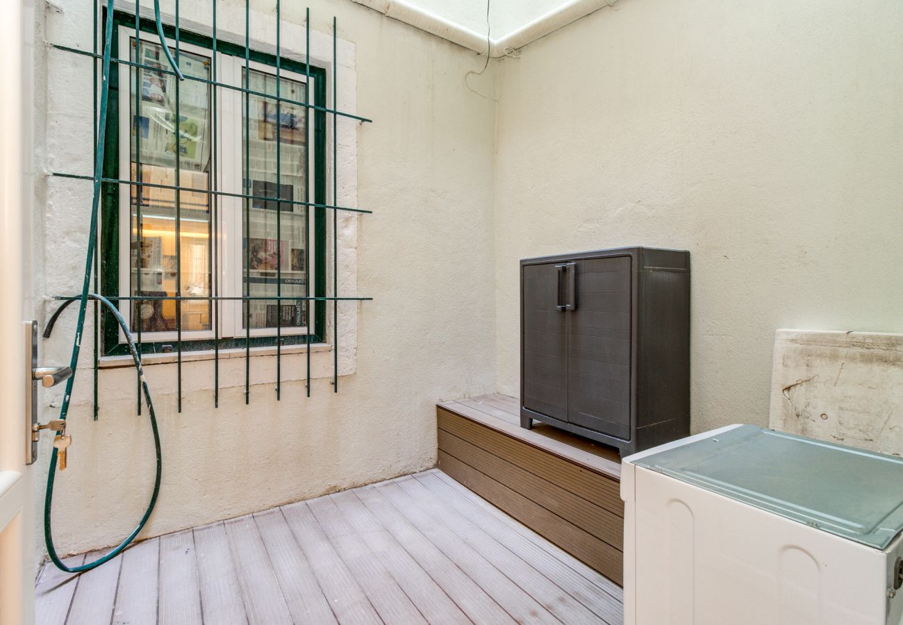 Studio in Lisbon - Nomad`s Chiado - 1BDR Terrace & Jacuzzi