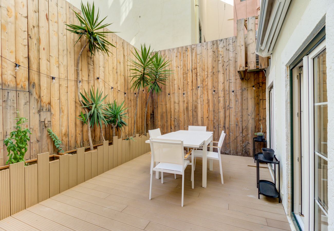 Studio in Lisbon - Nomad`s Chiado - 1BDR Terrace & Jacuzzi